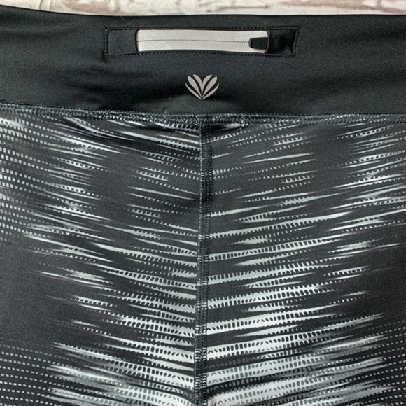 NWOT Forever 21 Zebra Stripe Zippered Leg Leggings - Picture 5 of 7